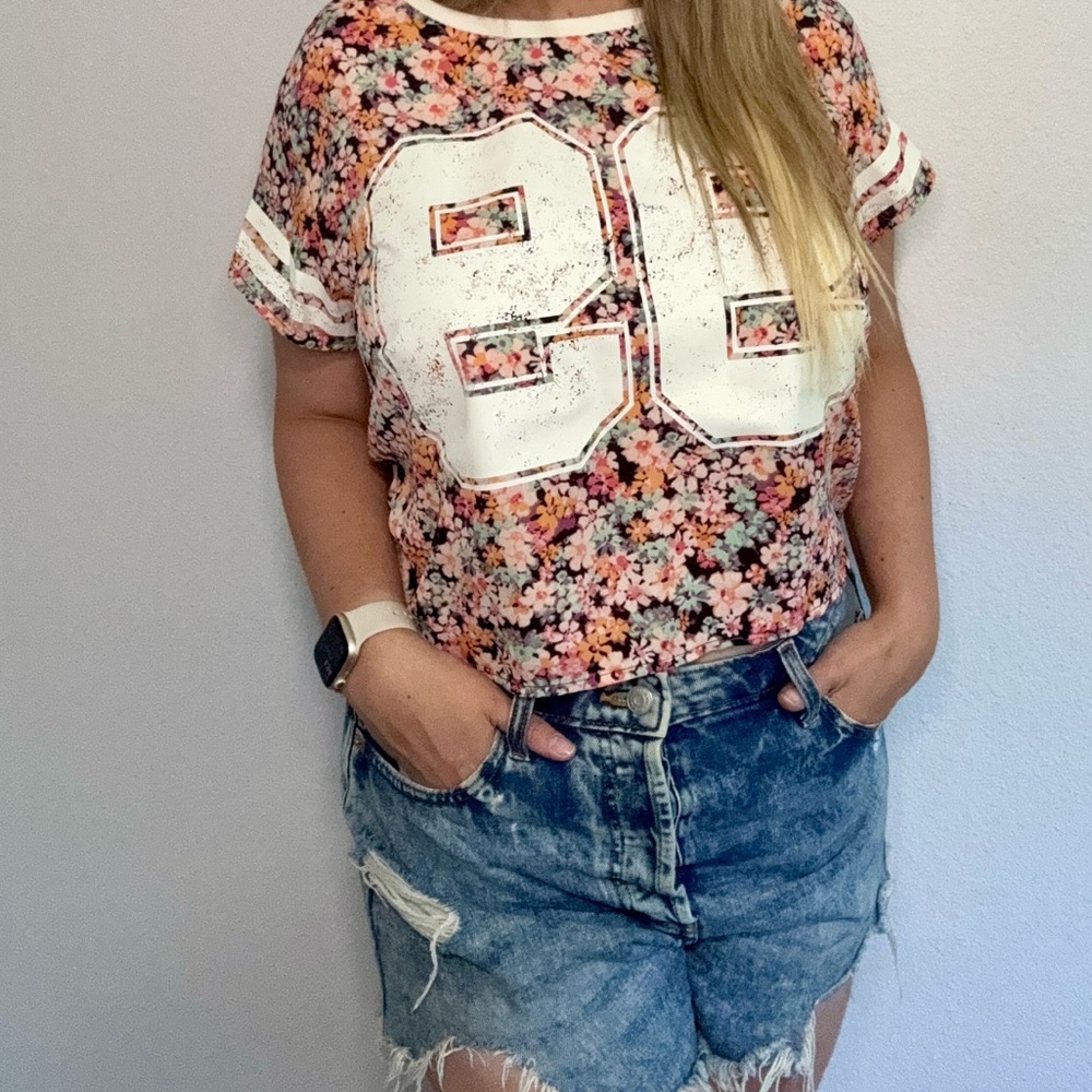Decree Floral Crop Pastel Top Medium